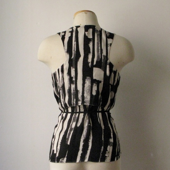 Max Azria Black & White Abstract Print Silk Wrap Blouse Size XXS - Picture 4 of 5